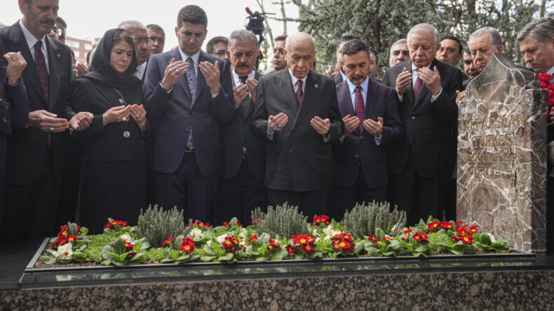 Devlet Bah&ccedil;eli, Alparslan T&uuml;rkeş&rsquo;in kabrini ziyaret etti