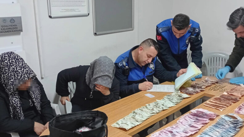 Dilencileri çantasından çıkanlar şoke etti