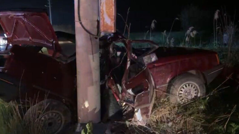 Direğe &ccedil;arpan otomobilin s&uuml;r&uuml;c&uuml;s&uuml; &ouml;ld&uuml;