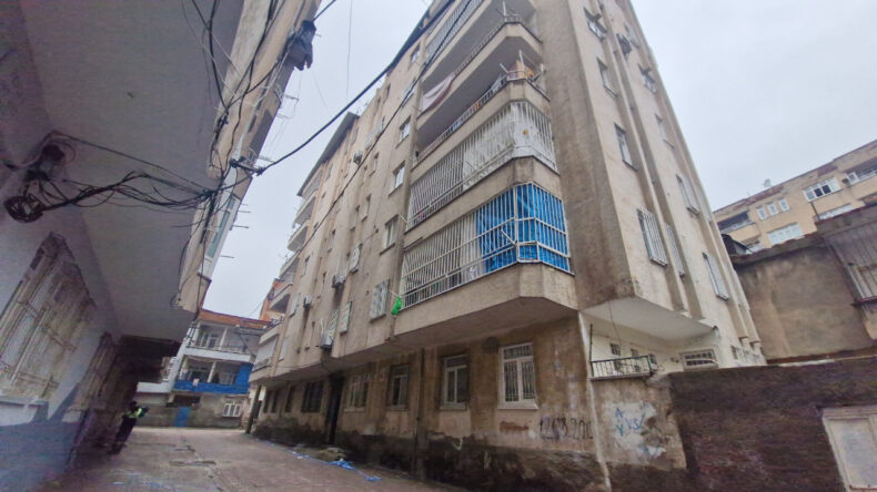 Diyarbakır&rsquo;da Kolonlarından Ses Gelen Apartman Tahliye Edildi