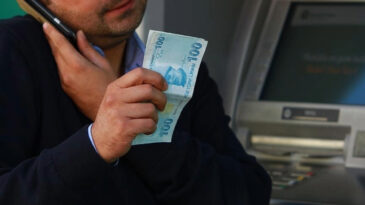 Dolandırıcının hesabına 3.4 milyon g&ouml;nderdi, elden onlarca gram altın verdi