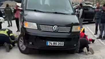Ekipler aracın altında kalan kadın i&ccedil;in seferber oldu