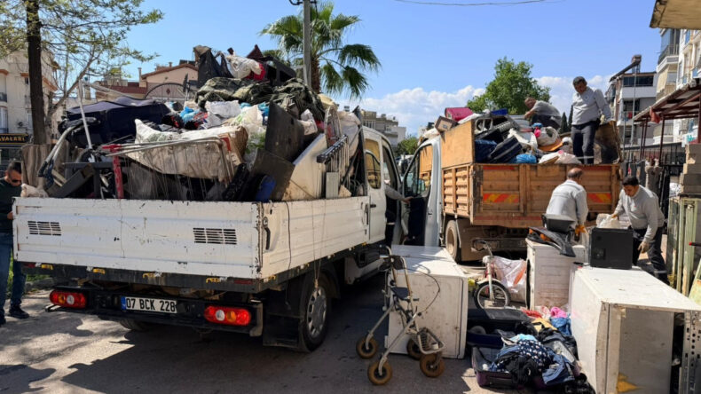 Ekipler boşaltıyor, o dolduruyor: Evden 3 yılda 20 kamyon çöp çıkarıldı