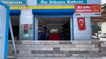 Ekmek Teknesinin &Ouml;n&uuml;ne Duvar &Ouml;rd&uuml;ler