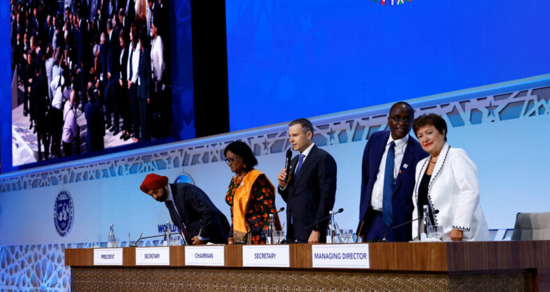 Ekonominin patronları savaşın gölgesinde toplanıyor