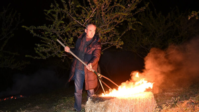 Eksi 3 derecede sabaha kadar nöbet: Badem ağaçlarını dumanla koruyorlar