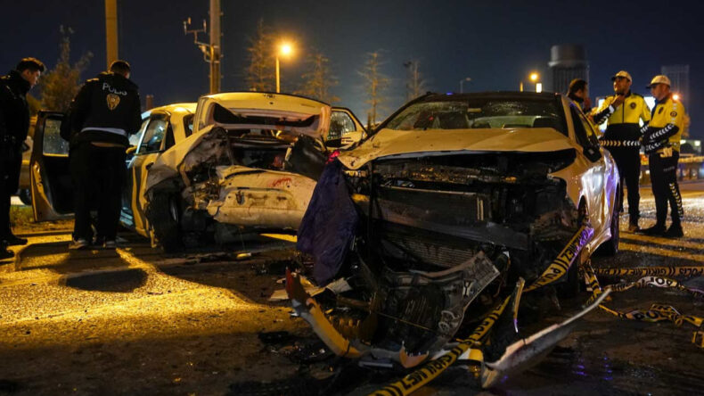 Emniyet şeridinde aracından çıkan sürücüye otomobil çarptı