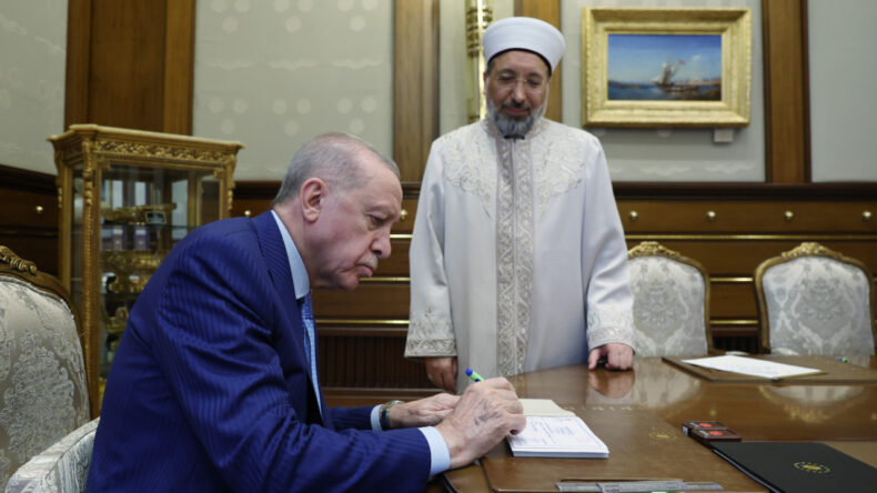 Erdoğan'dan Diyanet Vakfı'na Kurban Bağışı