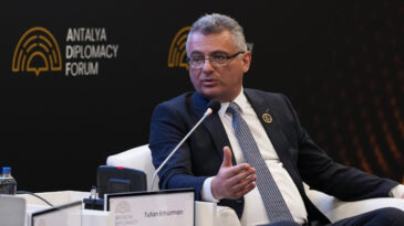Erh&uuml;rman: Kıbrıslı T&uuml;rkleri hi&ccedil; kimse adada yok sayamaz