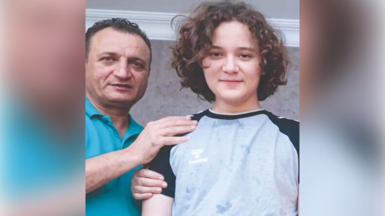 Erkek gibi davransın diye silahlarla meşgul etmiş