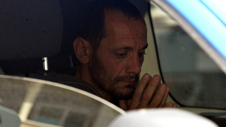 Eşini başından vurarak &ouml;ld&uuml;rd&uuml;: Karakola gidip teslim oldu