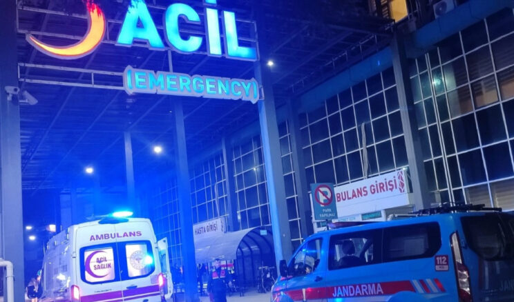 Eski eşini parkta bı&ccedil;akladı