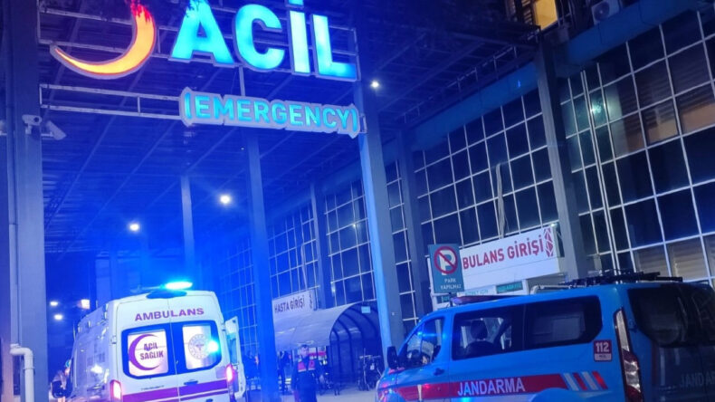 Eski eşini parkta bı&ccedil;akladı