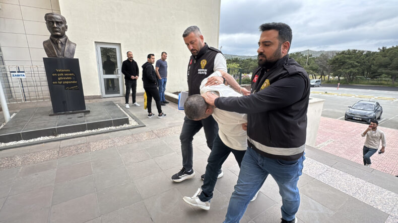 Eski Kız Arkadaşını Bı&ccedil;akladı