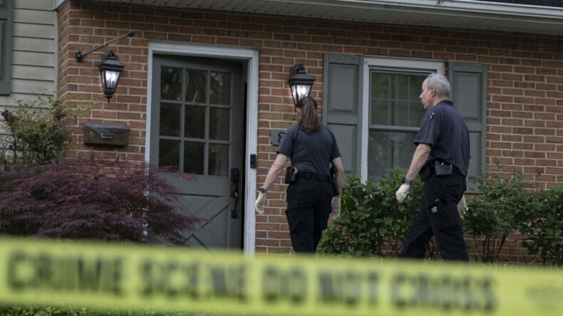 Eski vali yardımcısı eşini &ouml;ld&uuml;r&uuml;p intihar etti