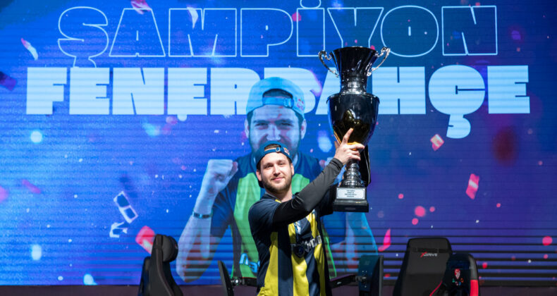 eS&uuml;per Lig'de şampiyon Fenerbah&ccedil;e