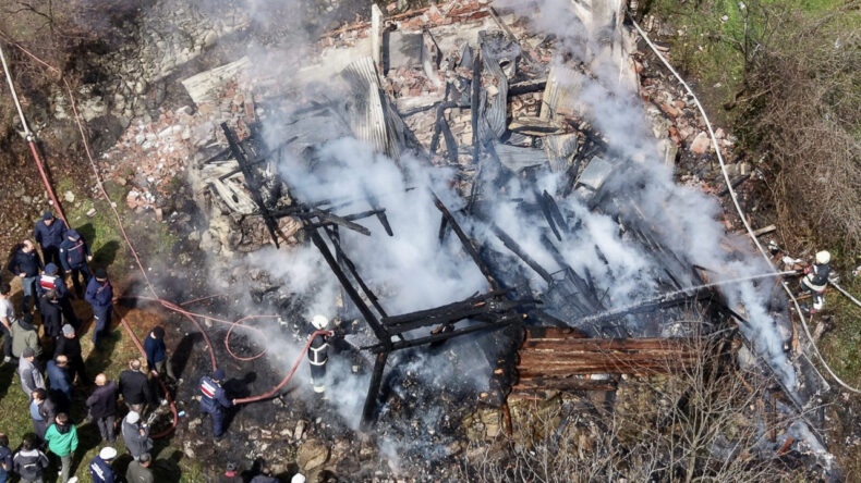 Ev yangınında yaşlı kadın &ouml;ld&uuml;
