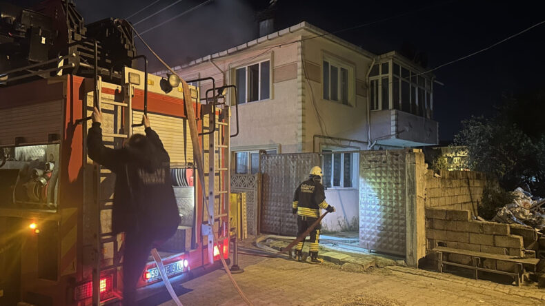 Evde uyurken yangın &ccedil;ıktı: Ekipler zamanla yarıştı