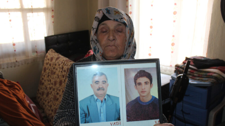 Evin kapısına 24 el ateş etti: Eski kayınpederi &ouml;ld&uuml;