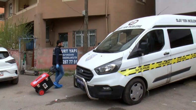 Evinde boğazı kesilmiş halde bulundu