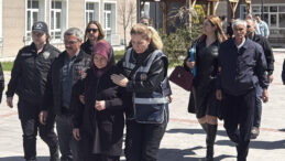Evinde &ouml;ld&uuml;r&uuml;len kadının davasında 2 kişiye ağırlaştırılmış m&uuml;ebbet hapis