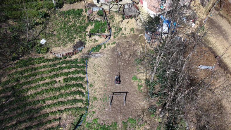 Evine gidebilmek için ölümü göze alıyor