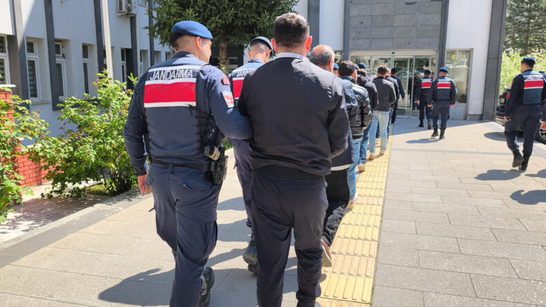 Evlerden Cephanelik &Ccedil;ıktı: 44 G&ouml;zaltı