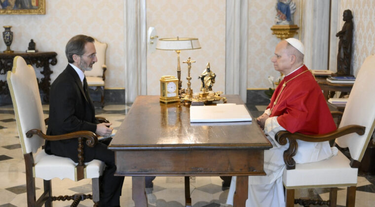 Fahrettin Altun, Papa 14'&uuml;nc&uuml; Leo'ya g&uuml;ven mektubunu sundu