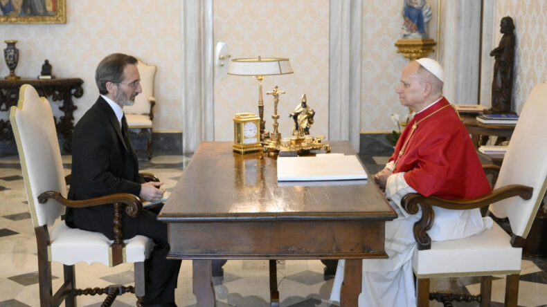 Fahrettin Altun, Papa 14'&uuml;nc&uuml; Leo'ya g&uuml;ven mektubunu sundu