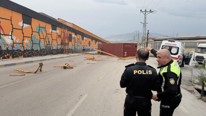 Fırtına Tırı Par&ccedil;aladı: Konteyner K&ouml;pr&uuml;den U&ccedil;tu