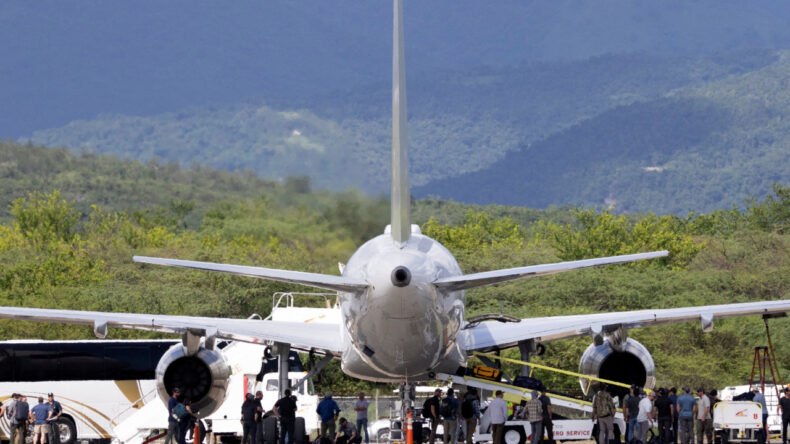 Füzelerin arasında yolculuk: Savaşa rağmen uçuşlar sürüyor