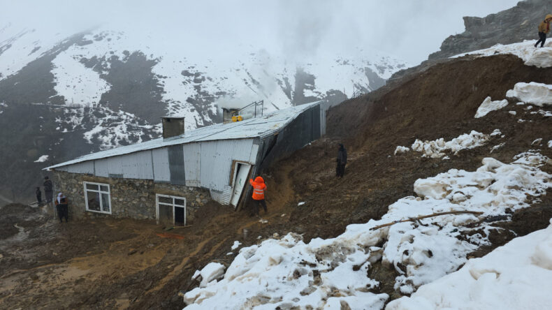 Gece yarısı heyelan kabusu: &Ccedil;amur eve doldu, aile son anda kurtuldu
