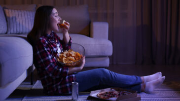 Gece yemek yiyenler dikkat: Risk d&uuml;ş&uuml;nd&uuml;ğ&uuml;n&uuml;zden daha b&uuml;y&uuml;k