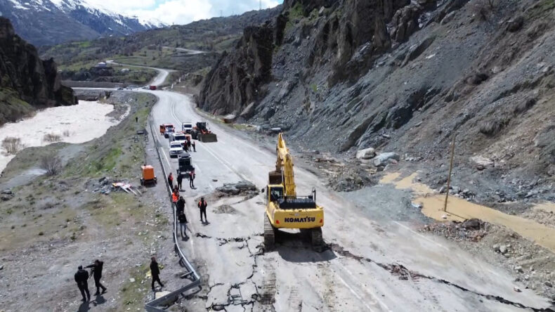 Hakkari-Van karayolunda ulaşım tamamen durdu