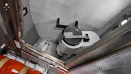 Havalanalı birka&ccedil; saat oldu: Astronotların tuvaletinde arıza &ccedil;ıktı