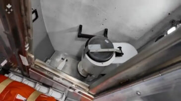 Havalanalı birka&ccedil; saat oldu: Astronotların tuvaletinde arıza &ccedil;ıktı