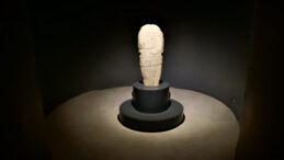 Hayvan otlatırken tesad&uuml;fen bulundu: 2 bin 500 yıllık &lsquo;Taş Baba&rsquo; ilgi odağı oldu