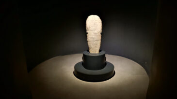 Hayvan otlatırken tesad&uuml;fen bulundu: 2 bin 500 yıllık &lsquo;Taş Baba&rsquo; ilgi odağı oldu