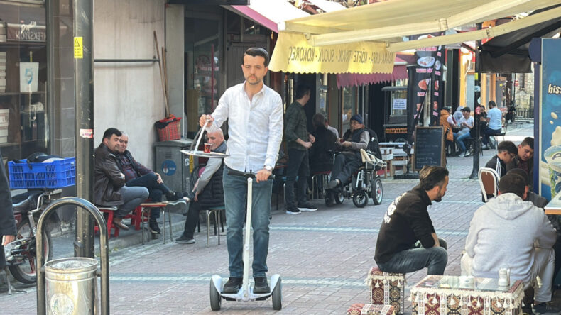 Her g&uuml;n 25 bin adım atan &ccedil;aycı, hoverboard ile &ccedil;ay servisine başladı