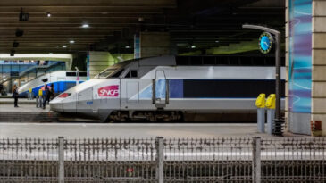 Hızlı tren askeri ara&ccedil;la &ccedil;arpıştı: &Ccedil;ok sayıda yolcu yaralandı
