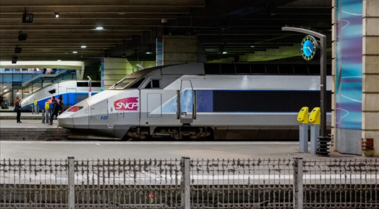 Hızlı tren askeri ara&ccedil;la &ccedil;arpıştı: &Ccedil;ok sayıda yolcu yaralandı