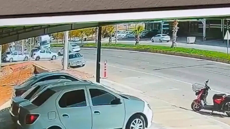 İki otomobil &ccedil;arpıştı, bebek &ouml;ld&uuml;