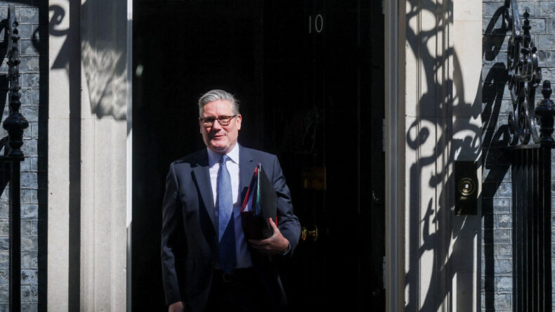 İngiltere'de b&uuml;y&uuml;k kriz: Epstein krizi h&uuml;k&uuml;meti &ccedil;&ouml;kertmeye yakın