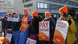 İngiltere'de doktorların uzun grevi başladı