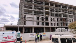 İnşaatta feci kaza: 4 metre y&uuml;kseklikten beton zemine &ccedil;akıldı