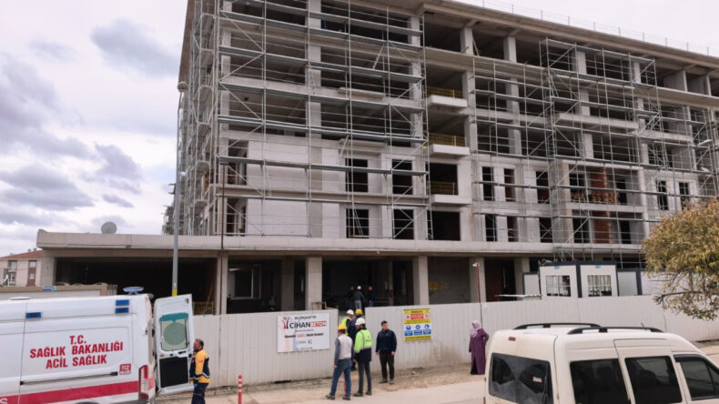 İnşaatta feci kaza: 4 metre y&uuml;kseklikten beton zemine &ccedil;akıldı