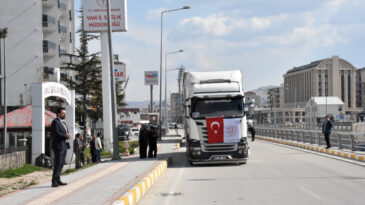 İran'a yardım tırları yola &ccedil;ıktı