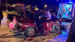 Işıklarda feci kaza: Hurdaya d&ouml;nen ara&ccedil;ta hayatını kaybetti