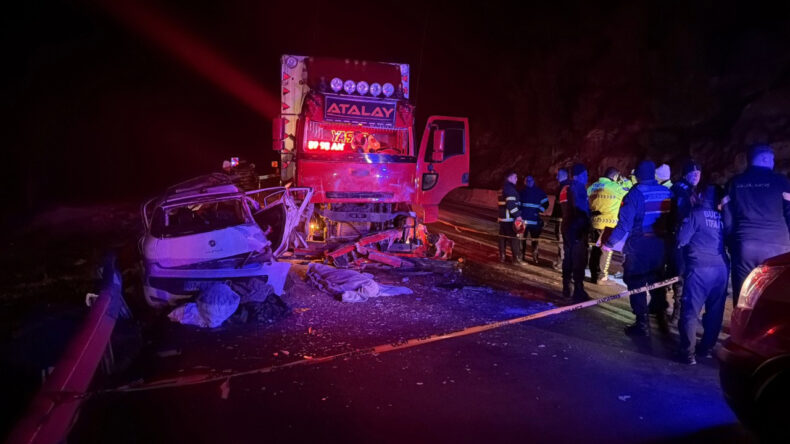 Isparta-Antalya Karayolunda Feci Kaza: 1 &Ouml;l&uuml;, 4 Yaralı