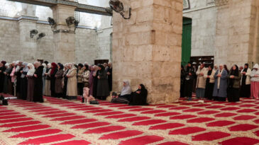 İsrail, 41 g&uuml;n sonra Mescid-i Aksa'yı ibadete a&ccedil;tı